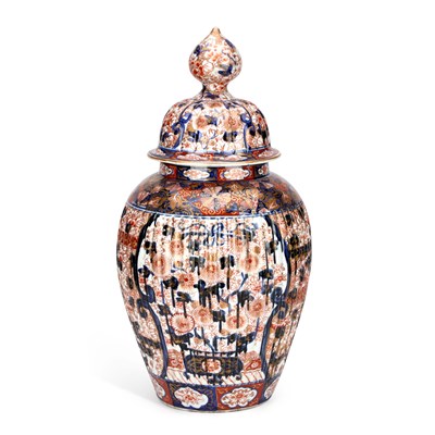 Lot 90 - A LARGE JAPANESE IMARI VASE AND COVER