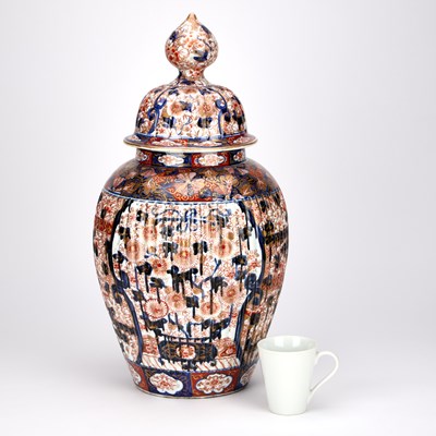 Lot 90 - A LARGE JAPANESE IMARI VASE AND COVER