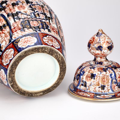 Lot 90 - A LARGE JAPANESE IMARI VASE AND COVER