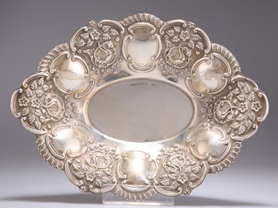 Lot 46 - AN EDWARDIAN SILVER BON-BON DISH