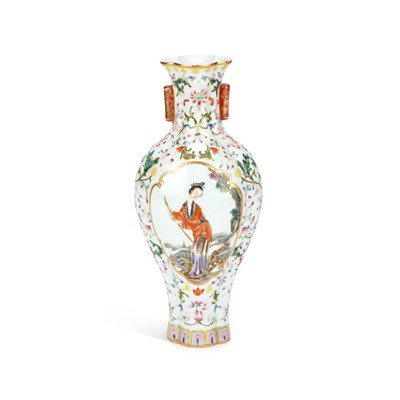 Lot 93 - A CHINESE FAMILLE ROSE PORCELAIN VASE