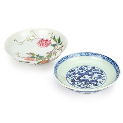 Lot 88 - A CHINESE FAMILLE ROSE PORCELAIN DISH AND A CHINESE BLUE AND WHITE DISH