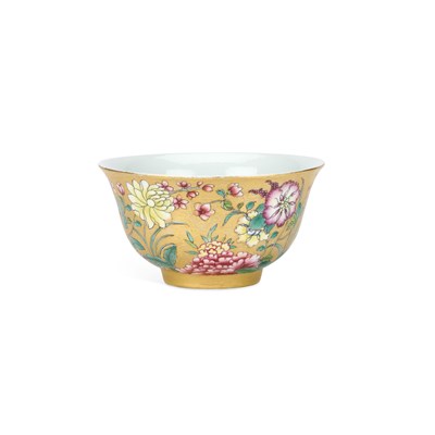 Lot 76 - A CHINESE FAMILLE ROSE GOLD-GROUND PORCELAIN BOWL