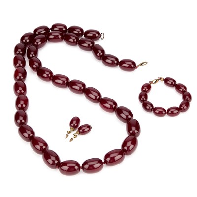 Lot 232 - A RED PLASTIC BEAD NECKLACE, BRACELET AND EARRING SET