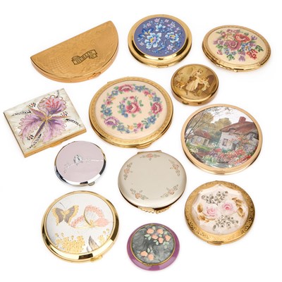 Lot 421 - A GROUP OF COMPACTS