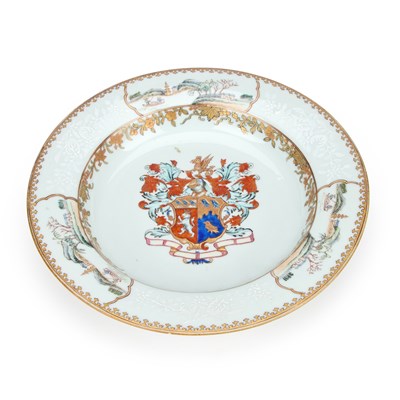 Lot 82 - A CHINESE ARMORIAL PORCELAIN PLATE