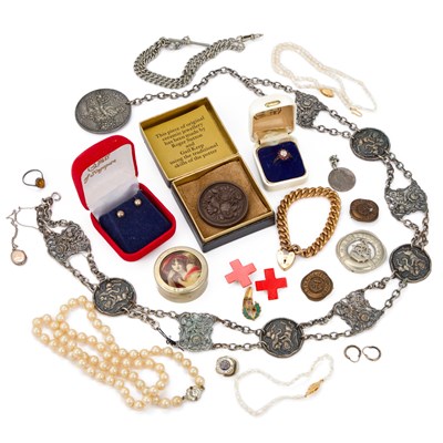 Lot 235 - A GROUP OF COSTUME JEWELLERY