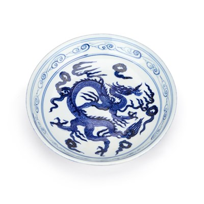 Lot 51 - A CHINESE BLUE AND WHITE PORCELAIN 'DRAGON' SAUCER DISH