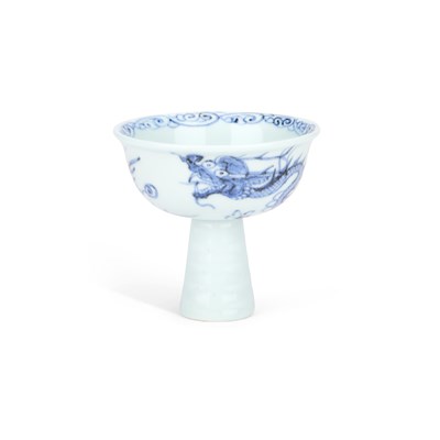 Lot 43 - A CHINESE BLUE AND WHITE PORCELAIN STEM CUP