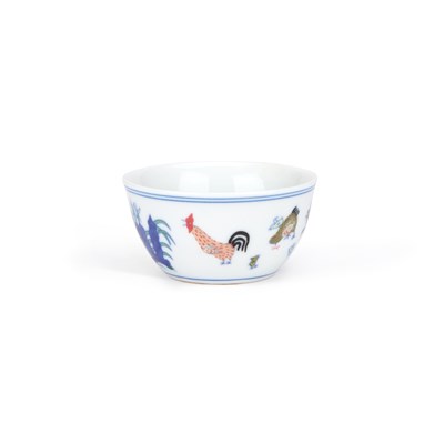 Lot 57 - A CHINESE PORCELAIN 'CHICKENS' TEA BOWL