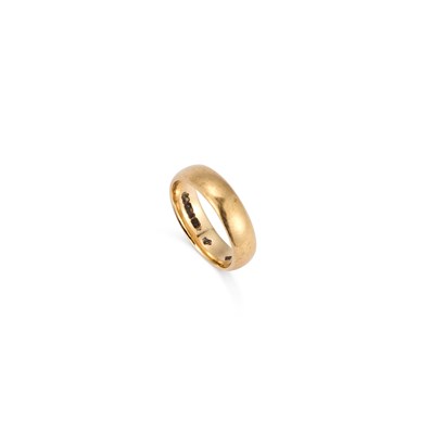 Lot 559 - A 9 CARAT GOLD BAND RING