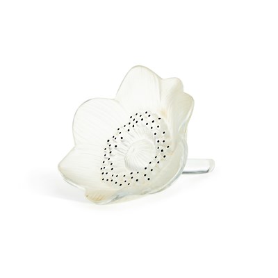 Lot 17 - A LALIQUE 'ANEMONE OUVERT' TABLE ORNAMENT