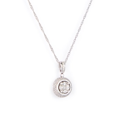 Lot 411 - A DIAMOND CLUSTER PENDANT