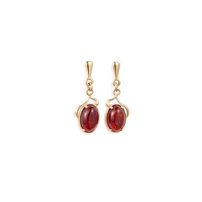 Lot 303 - A PAIR OF 9 CARAT GOLD AMBER PENDANT EARRINGS