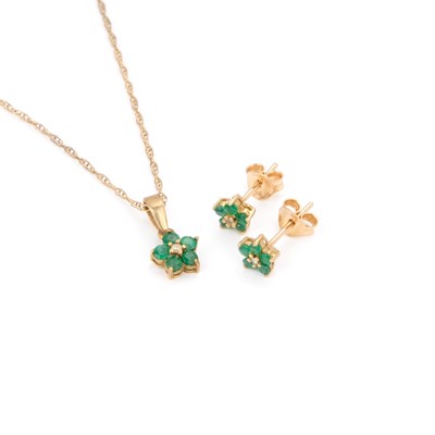 Lot 305 - AN EMERALD AND DIAMOND CLUSTER PENDANT ON CHAIN WITH MATCHING STUD EARRINGS