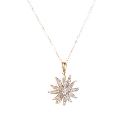 Lot 528 - A DIAMOND FLOWER HEAD CLUSTER PENDANT ON CHAIN