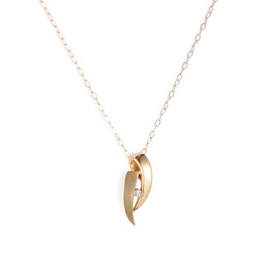 Lot 304 - A 9 CARAT GOLD DIAMOND PENDANT ON CHAIN