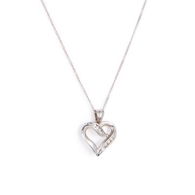 Lot 250 - A 9 CARAT WHITE GOLD DIAMOND HEART PENDANT ON CHAIN