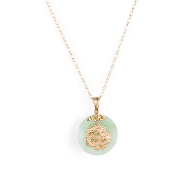 Lot 263 - A JADE PENDANT ON CHAIN