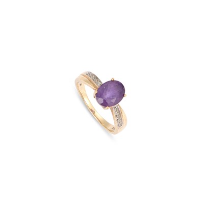 Lot 345 - AN AMETHYST AND DIAMOND RING