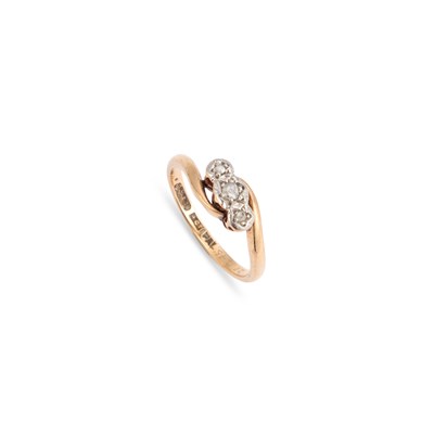 Lot 378 - A DIAMOND THREE STONE RING