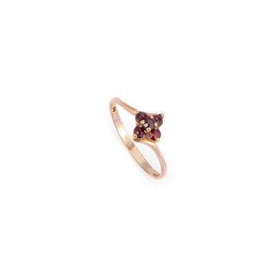Lot 291 - A 9 CARAT GOLD GARNET CLUSTER RING