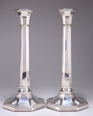 Lot 1435 - A PAIR OF EDWARDIAN SILVER TABLE CANDLESTICKS