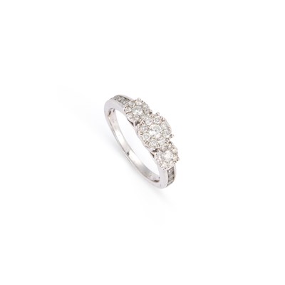 Lot 268 - A DIAMOND CLUSTER RING