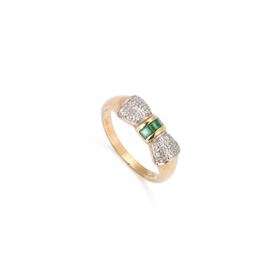 Lot 530 - A 9 CARAT GOLD EMERALD AND DIAMOND BOW RING