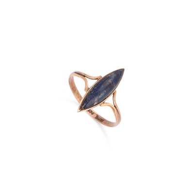 Lot 377 - A LAPIS LAZULI RING
