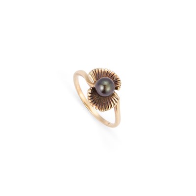 Lot 360 - A BLACK CULTURED PEARL RING
