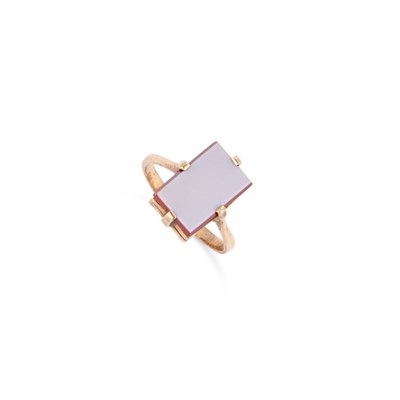 Lot 376 - A SARDONYX RING
