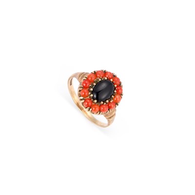 Lot 248 - A 9 CARAT GOLD ONYX AND CORAL CLUSTER RING