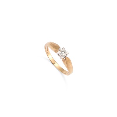 Lot 323 - A 9 CARAT GOLD SOLITAIRE DIAMOND RING