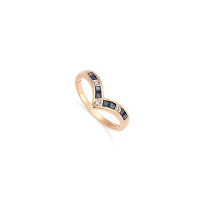 Lot 369 - A 9 CARAT GOLD SAPPHIRE AND DIAMOND WISHBONE RING