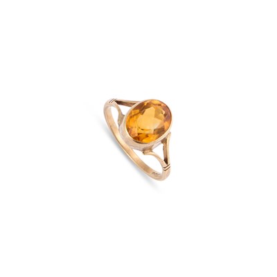 Lot 272 - A 9 CARAT GOLD CITRINE RING