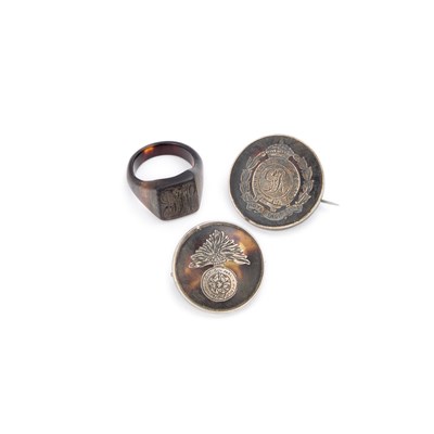 Lot 371 - THREE ITEMS OF PIQUÉ WORK TORTOISESHELL JEWELLERY