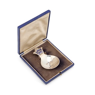 Lot 376 - AN ART DECO SILVER AND ENAMEL ROYAL COMMEMORATIVE CADDY SPOON