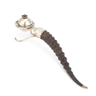 Lot 339 - AN EDWARDIAN SILVER-MOUNTED ANTELOPE HORN CIGAR LIGHTER