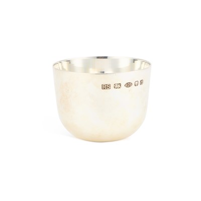 Lot 303 - A LARGE ELIZABETH II SILVER TUMBLER OR BOWL