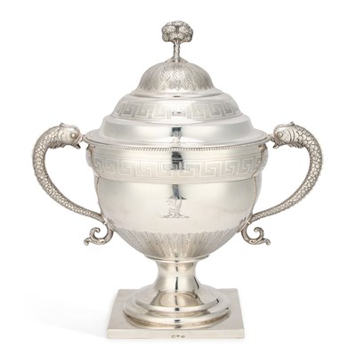 Lot 277 - A LARGE GEORGE III IRISH SILVER SOUP TUREEN AND COVER