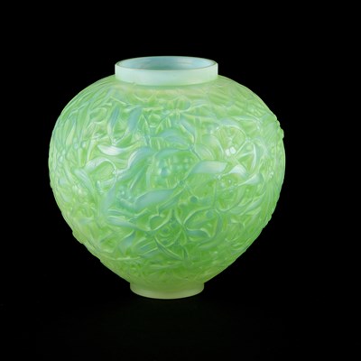 Lot 18 - RENÉ LALIQUE (FRENCH, 1860-1945), A 'GUI' VASE