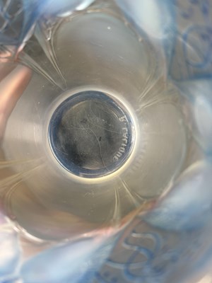 Lot 25 - RENÉ LALIQUE (FRENCH, 1860-1945), A 'CEYLAN' VASE