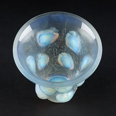 Lot 26 - RENÉ LALIQUE (FRENCH, 1860-1945), A 'SAINT FRANCOIS' VASE