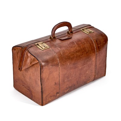 Lot 621 - A VINTAGE LEATHER GLADSTONE BAG