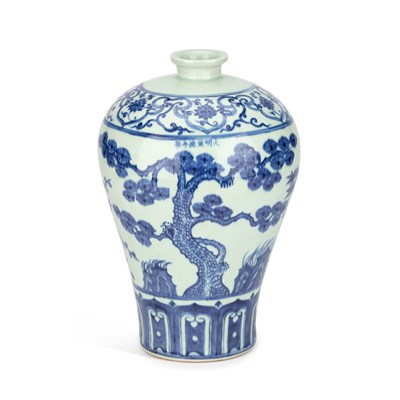 Lot 108 - A LARGE CHINESE BLUE AND WHITE PORCELAIN MEIPING VASE