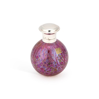 Lot 314 - AN ELIZABETH II SILVER-MOUNTED ISLE OF WIGHT GLASS SCENT BOTTLE