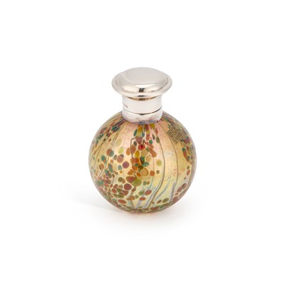 Lot 287 - AN ELIZABETH II SILVER-MOUNTED ISLE OF WIGHT GLASS SCENT BOTTLE