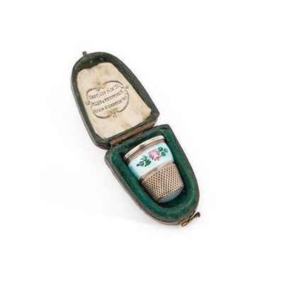 Lot 330 - AN EARLY 20TH CENTURY ENAMEL DECORATED THIMBLE