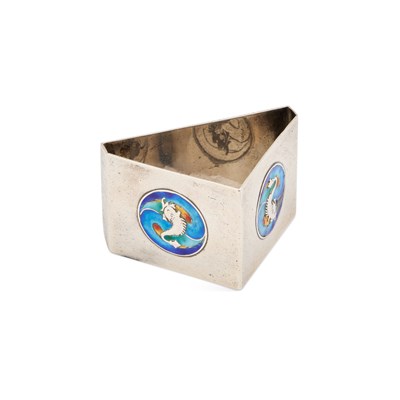 Lot 383 - AN EDWARDIAN SILVER AND ENAMEL NAPKIN RING
